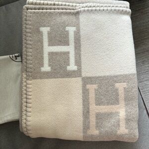 Brand new Hermes Avalon III throw blanket
